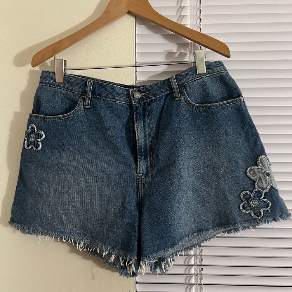 Blue denim shorts with flowers